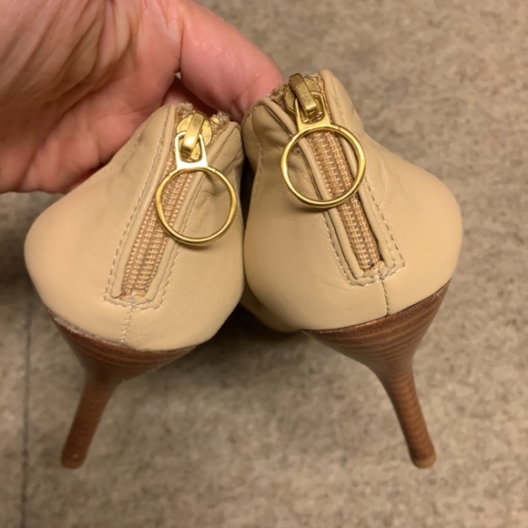 MAX STUDIO Buttery Soft Leather Peep Toe Heels / Pumps in Nude Beige sz 7.5 - Picture 3 of 7